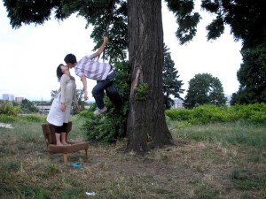 extreme_tire_swing_kiss